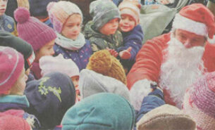 Weihnachtsmann beschenkt in der Tafel die Kinder
