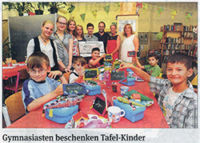 Gymnasiasten beschenken Tafel-Kinder