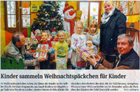Kinder sammeln Weihnachtspäckchen für Kinder