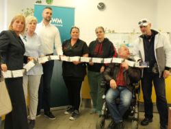 Von links nach rechts: Alexandra Rießler (Geschäftsführerin der AQB gGmbH Magdeburg), Cornelia Kolberg (Pressesprecherin SWM Magdeburg), Stefan Nolte (Leiter Vertrieb SC Magdeburg), Anja Rohrbeck (Leiterin Tafel Magdeburg) und Gäste der Tafel Magdeburg (SC Magdeburg Fans) Von links nach rechts: Alexandra Rießler (Geschäftsführerin der AQB gGmbH Magdeburg), Cornelia Kolberg (Pressesprecherin SWM Magdeburg), Stefen Nolte (Leiter Vertrieb SC Magdeburg), Anja Rohrbeck (Leiterin Tafel Magdeburg) und Gäste der Tafel Magdeburg (SC Magdeburg Fans)
