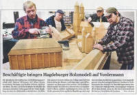 Beschäftigte bringen Magdeburger Holzmodell auf Vordermann